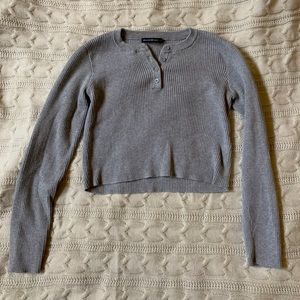 gray button up cropped long sleeve